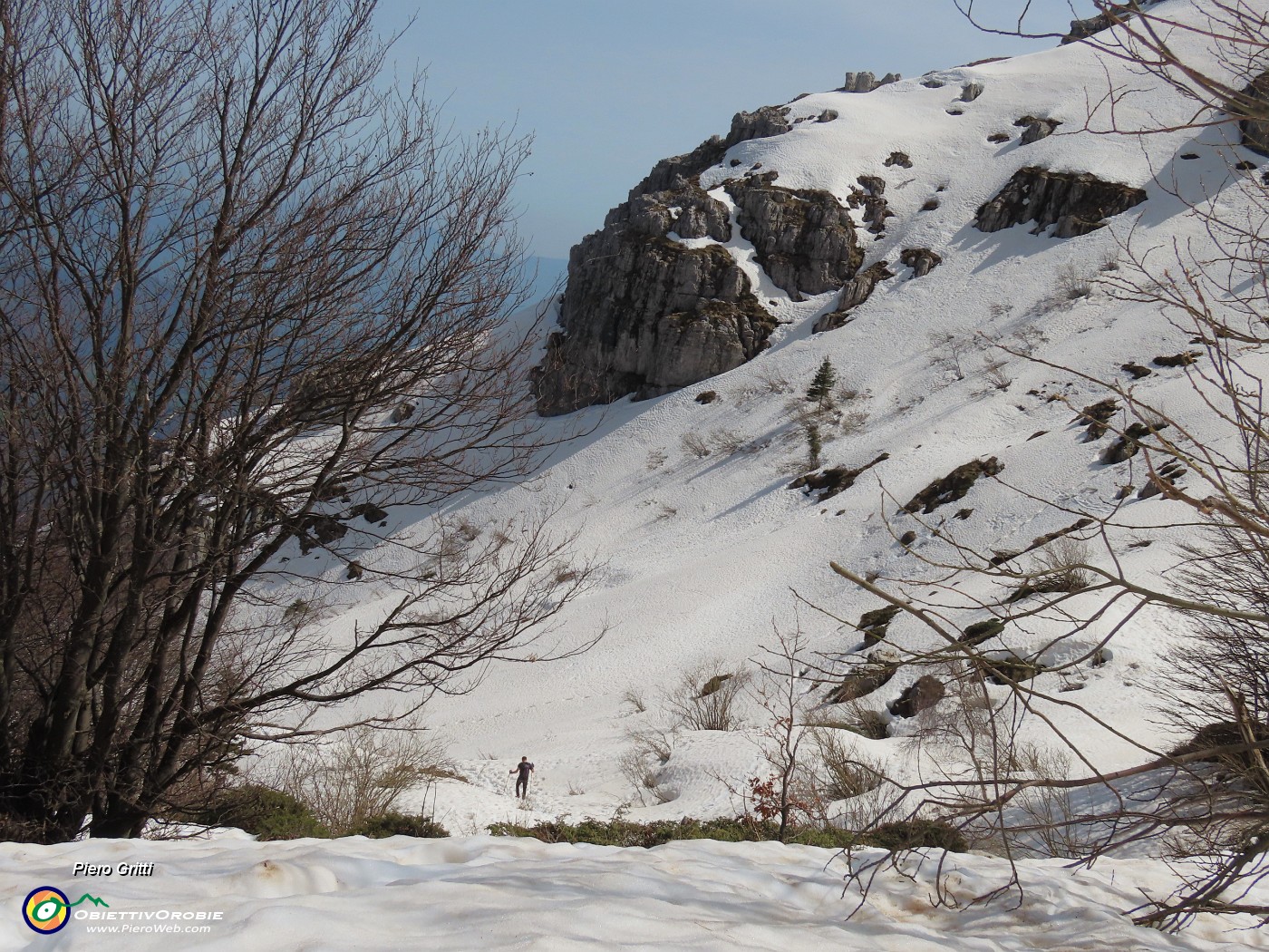 64 Scendiamo con attenzione con neve molle e scivolosa.JPG
